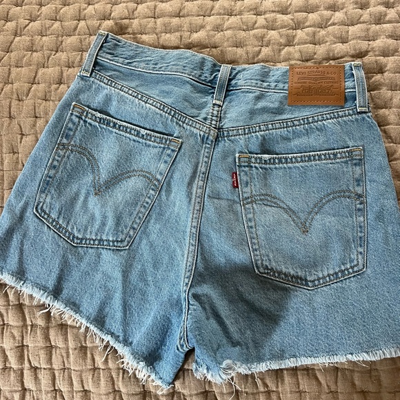 Levi’s Ribcage Shorts - Picture 2 of 4